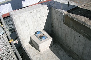 Foto von einem betonierten Widerlager Brücke