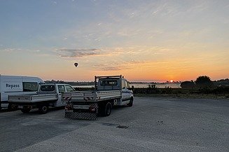 Transporter und Sprinter mit Repass Aufdruck vor einem Sonnenuntergang mit Heißluftballon 