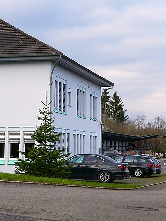 Foto von einem Haus mit geparkten Autos davor