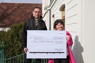 Foto von einem Mann und einer Frau vor einem Gebäude