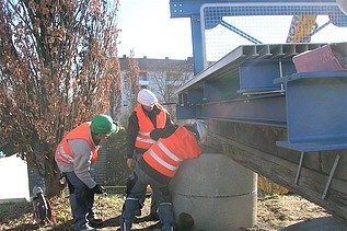 Foto von drei Männern, die an einer Brücke arbeiten