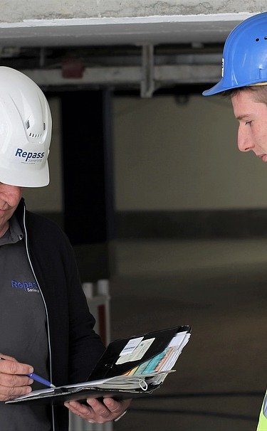 Foto von einer Person mit Helm und Warnweste